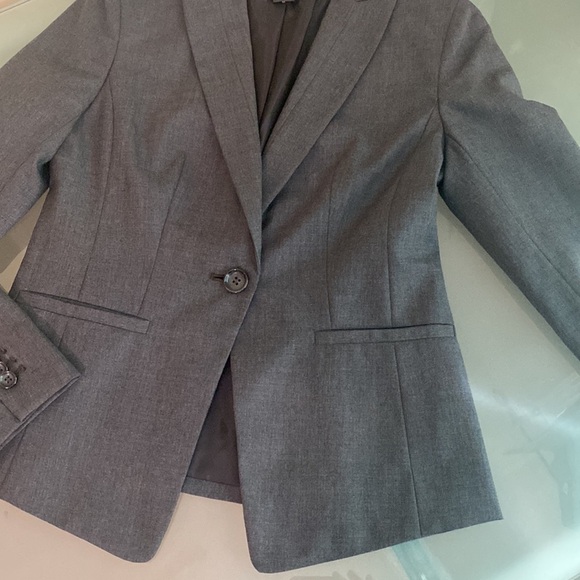 LIKE NEW Ann Taylor Gray Wool Notched Single Button Blazer Size 0P - Picture 6 of 10